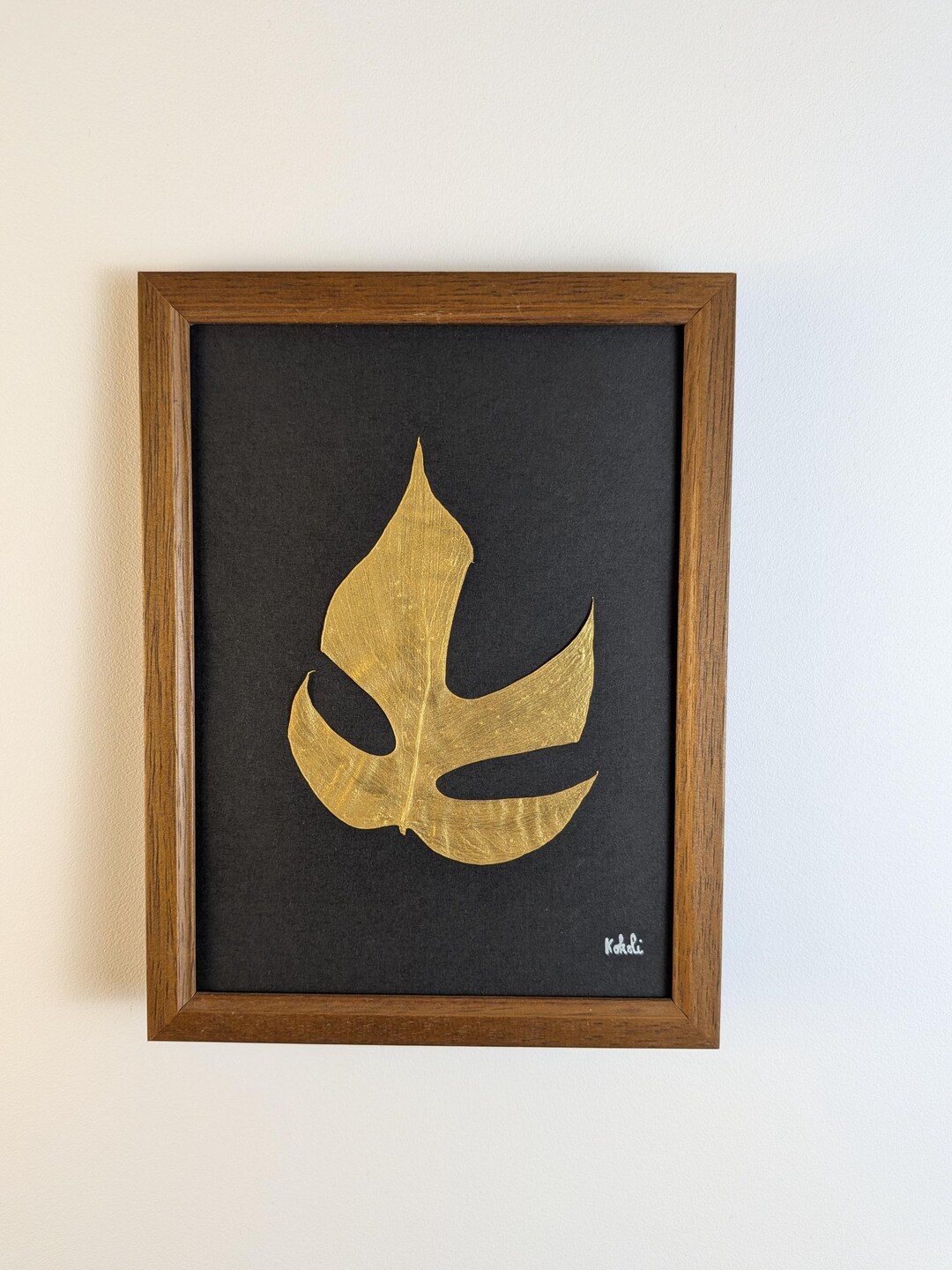 Monstera dorée sur fond noir – vue 3