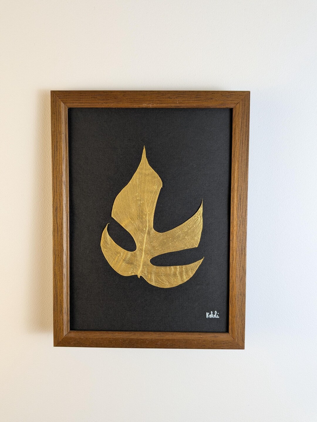 Monstera dorée sur fond noir – vue 4